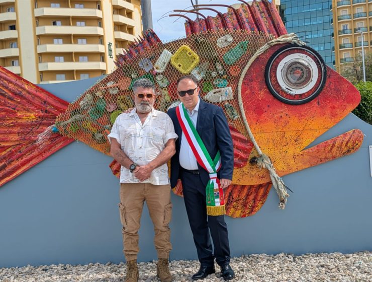 L’urlo del mare Montesilvano, l’artista Ravel e il sindaco Ottavio De Martinis davanti alla scultura realizzata con materiali di riciclo