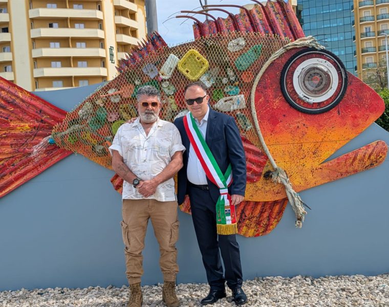L’urlo del mare Montesilvano, l’artista Ravel e il sindaco Ottavio De Martinis davanti alla scultura realizzata con materiali di riciclo
