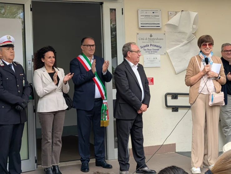 Cerimonia per Don Bruno Cicconetti Montesilvano con sindaco, autorità e comunità scolastica