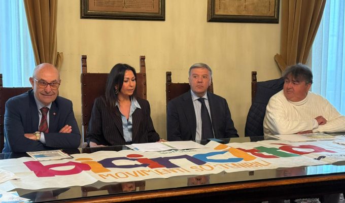 Presentazione di Bicincittà a Pescara 2026 in Comune con i relatori seduti al tavolo e il banner della manifestazione
