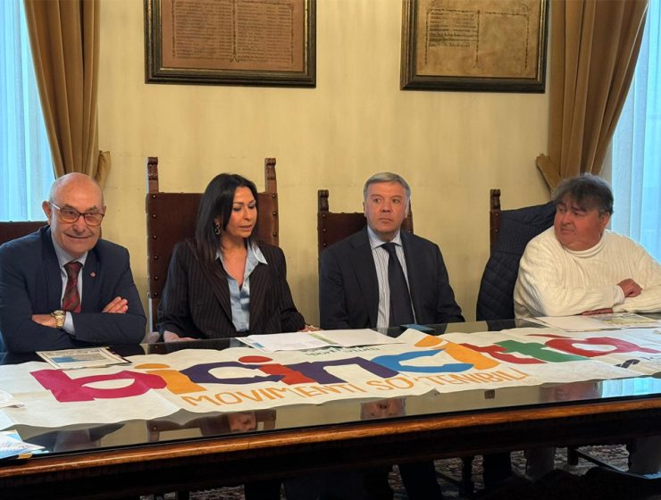 Presentazione di Bicincittà a Pescara 2026 in Comune con i relatori seduti al tavolo e il banner della manifestazione