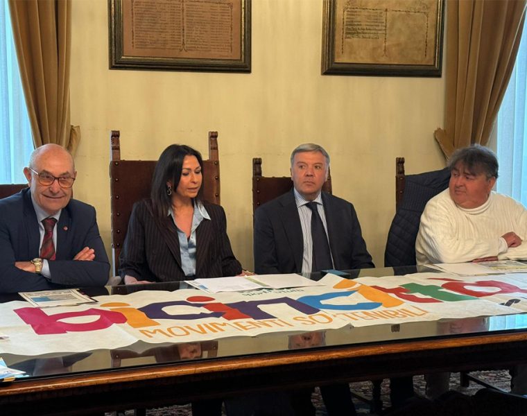 Presentazione di Bicincittà a Pescara 2026 in Comune con i relatori seduti al tavolo e il banner della manifestazione