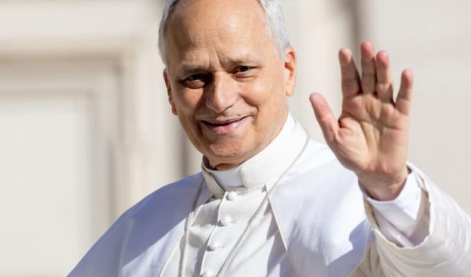 forza disarmante Leone XIV mentre saluta con la mano
