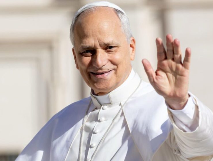 forza disarmante Leone XIV mentre saluta con la mano