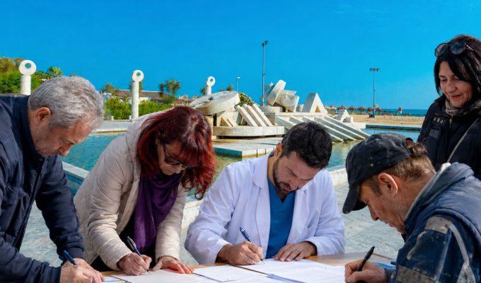 Raccolta firme CGIL Pescara alla Nave di Cascella per lavoro, appalti e sanità pubblica