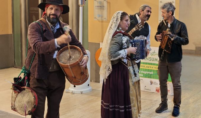 Musicisti in abiti tradizionali al Festival della Transumanza a Pescara