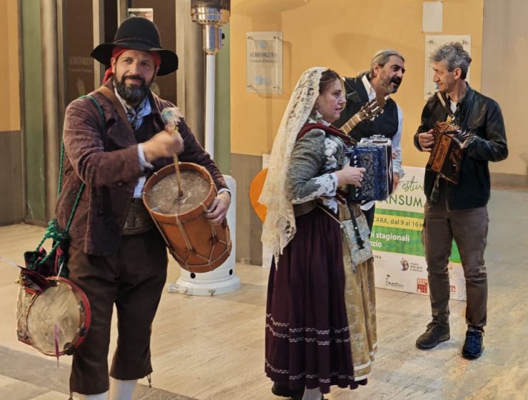 Musicisti in abiti tradizionali al Festival della Transumanza a Pescara