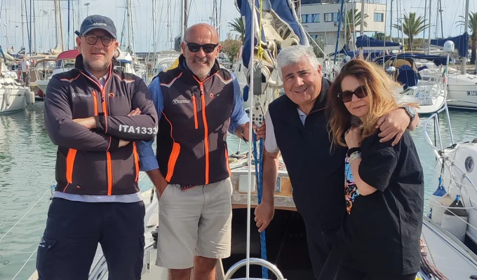 Veleggiata dei Trabocchi 2026 con equipaggio al Marina di Pescara prima della partenza verso Vasto.