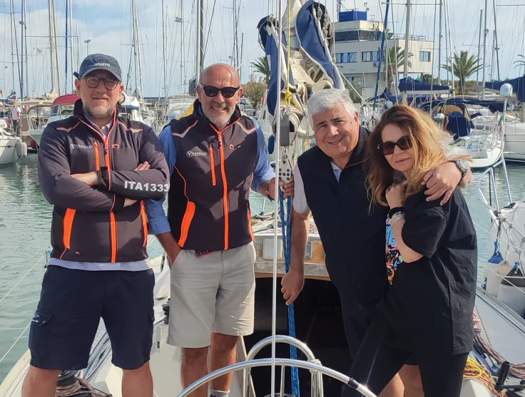 Veleggiata dei Trabocchi 2026 con equipaggio al Marina di Pescara prima della partenza verso Vasto.