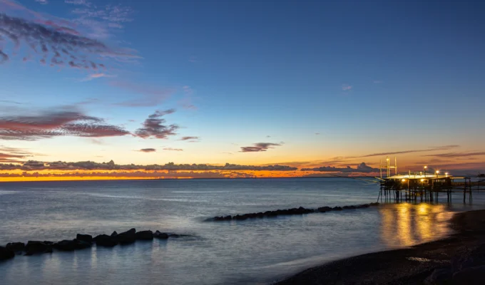 Abruzzo a giugno 2026 con Costa dei Trabocchi al tramonto e mare Adriatico