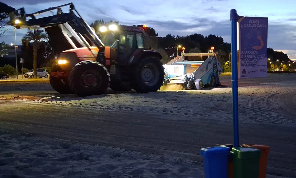 Montesilvano spiagge più pulite: mezzi al lavoro sulla spiaggia libera per la pulizia dell’arenile e l’installazione delle oasi ecologiche