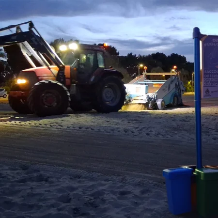Montesilvano spiagge più pulite: mezzi al lavoro sulla spiaggia libera per la pulizia dell’arenile e l’installazione delle oasi ecologiche
