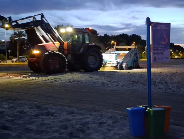 Montesilvano spiagge più pulite: mezzi al lavoro sulla spiaggia libera per la pulizia dell’arenile e l’installazione delle oasi ecologiche