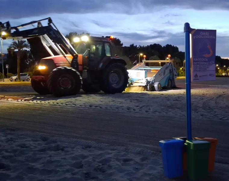 Montesilvano spiagge più pulite: mezzi al lavoro sulla spiaggia libera per la pulizia dell’arenile e l’installazione delle oasi ecologiche