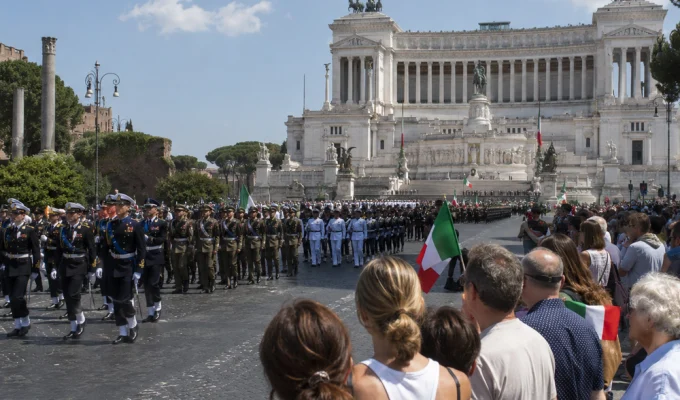 Parata del 2 giugno a Roma con divise militari, cittadini e bandiere italiane davanti all’Altare della Patria