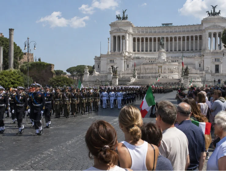 Parata del 2 giugno a Roma con divise militari, cittadini e bandiere italiane davanti all’Altare della Patria