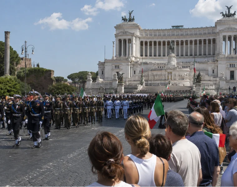Parata del 2 giugno a Roma con divise militari, cittadini e bandiere italiane davanti all’Altare della Patria