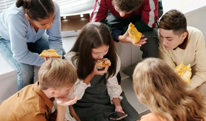 Studenti riuniti durante un momento di pausa e confronto sul cibo per il progetto Scelte di Benessere Rotary.