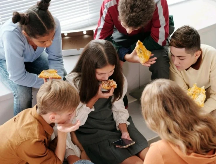 Studenti riuniti durante un momento di pausa e confronto sul cibo per il progetto Scelte di Benessere Rotary.