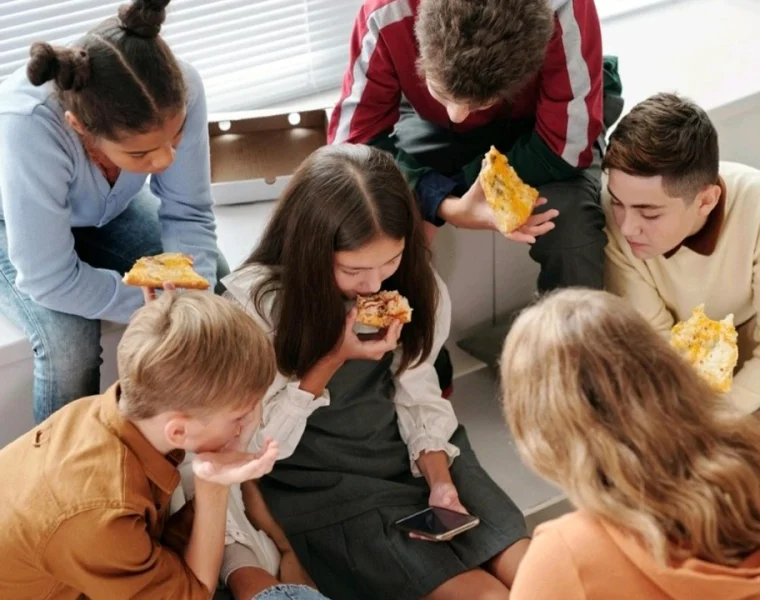 Studenti riuniti durante un momento di pausa e confronto sul cibo per il progetto Scelte di Benessere Rotary.