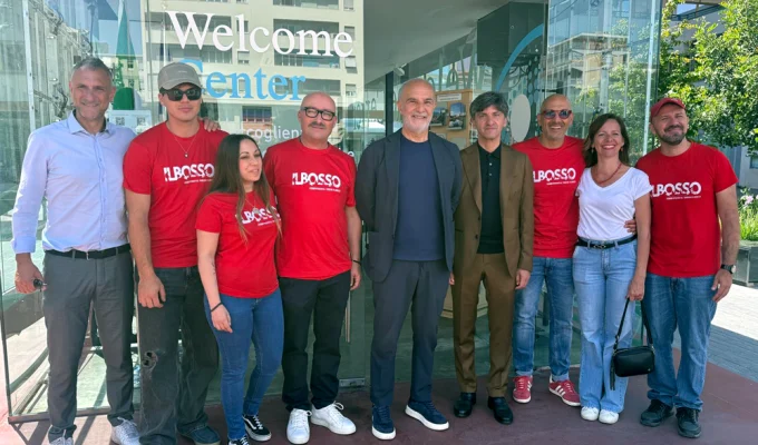 Servizi turistici estivi Pescara con amministratori e operatori davanti al Welcome Center di piazza della Rinascita.