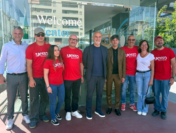 Servizi turistici estivi Pescara con amministratori e operatori davanti al Welcome Center di piazza della Rinascita.